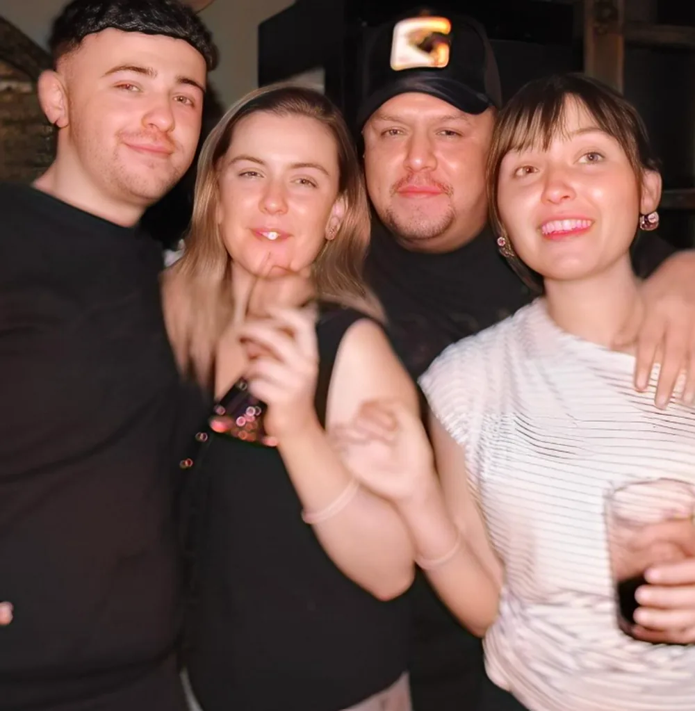 Grupo de amigos posando en el bar